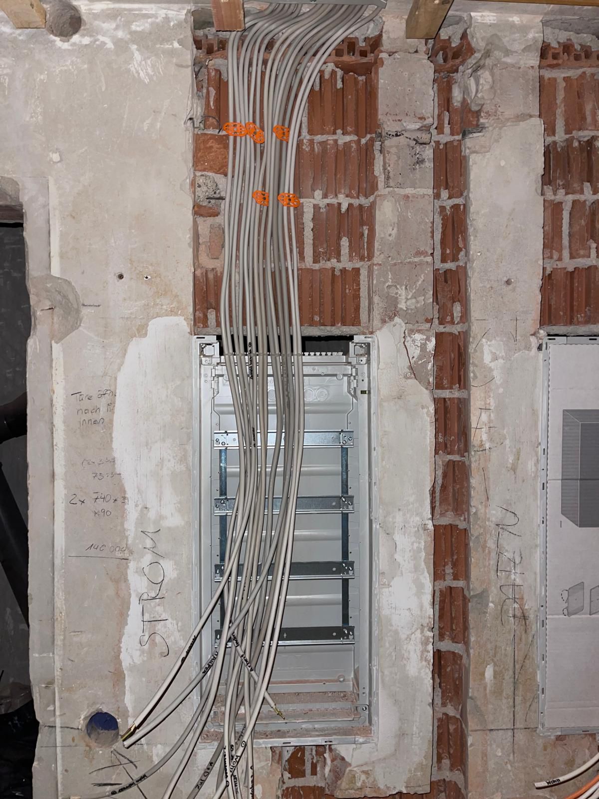 Sicherungskasten neu in Backsteinwand bei Altbausanierung